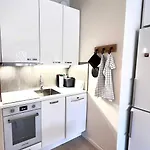 Quiet Renovated Studio- Tram To The Center *