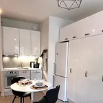 Quiet Renovated Studio- Tram To The Center *