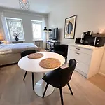 Daire Quiet Renovated Studio- Tram To The Center Helsinki