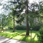 Quiet Renovated Studio- Tram To The Center Daire *