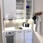 Quiet Renovated Studio- Tram To The Center