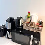 Quiet Renovated Studio- Tram To The Center Daire *