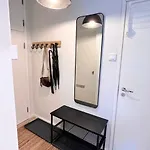 Quiet Renovated Studio- Tram To The Center *