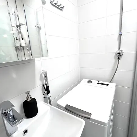 Quiet Renovated Studio- Tram To The Center *