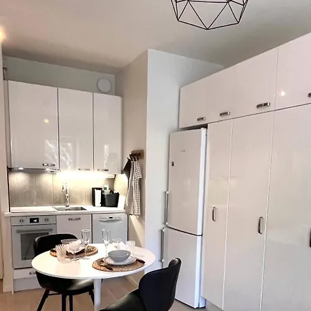 Quiet Renovated Studio- Tram To The Center *