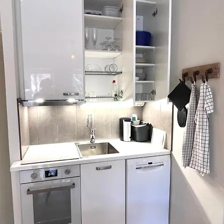 Quiet Renovated Studio- Tram To The Center