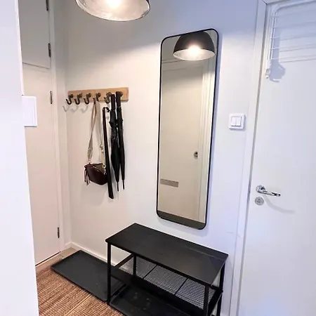 Quiet Renovated Studio- Tram To The Center *