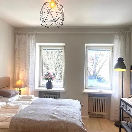 Quiet Renovated Studio- Tram To The Center