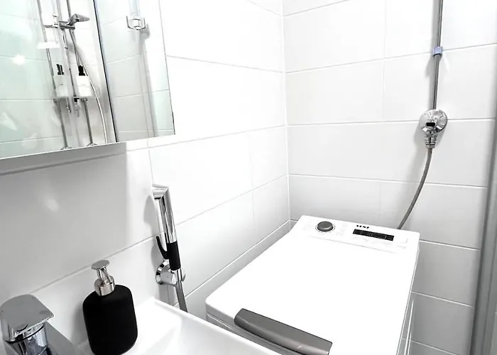 Quiet Renovated Studio- Tram To The Center *