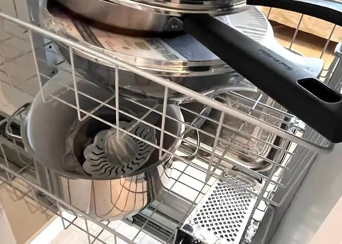 Quiet Renovated Studio- Tram To The Center