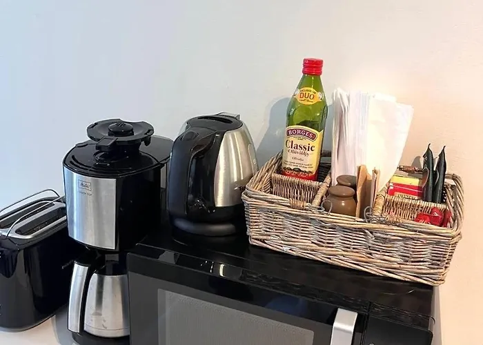 Quiet Renovated Studio- Tram To The Center Apartment *