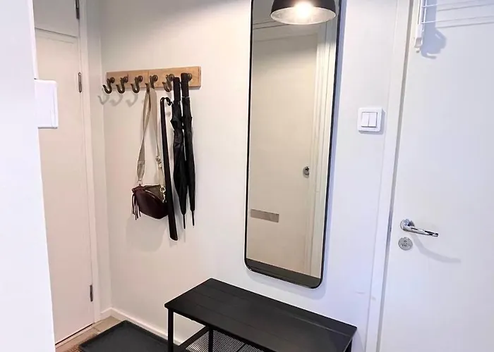 Quiet Renovated Studio- Tram To The Center *