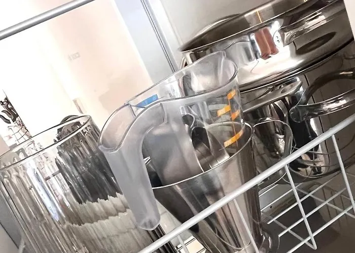 Quiet Renovated Studio- Tram To The Center Apartment